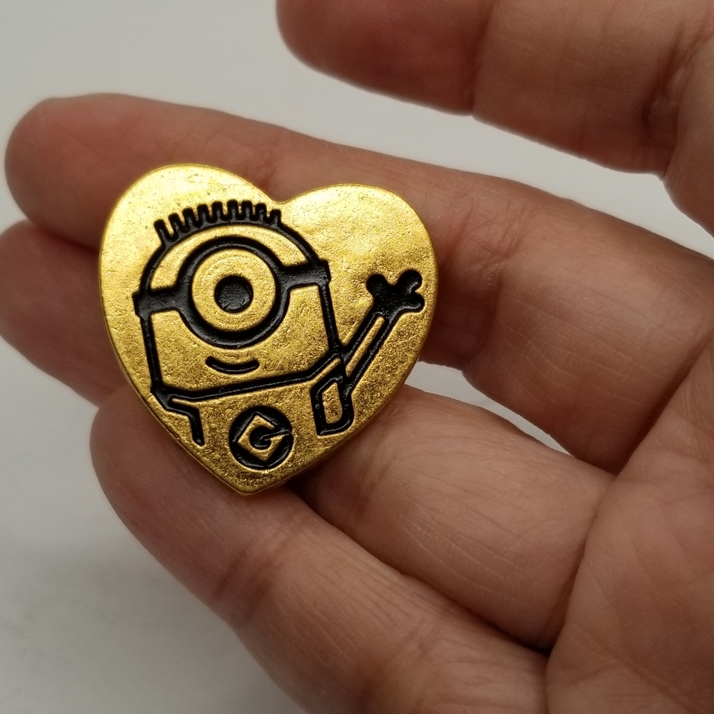 Variety Brand 2014 Universal Studios Gold Tone Heart Minion Pin / Hat Lapel
